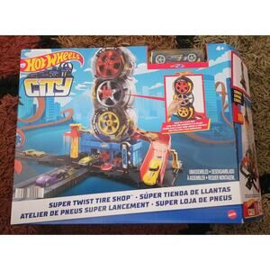 Hot Wheels City Super Twist Tire Shop Playset & 1:64 Scale Toy Car
